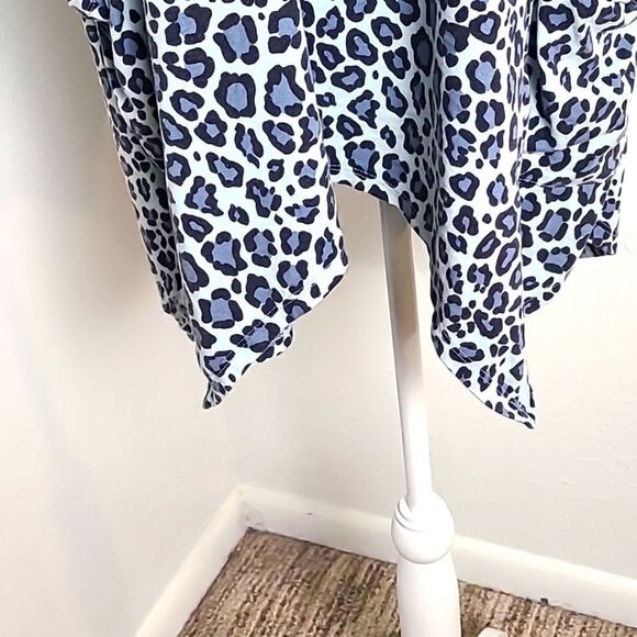 AnyBody Blue Leopard  Top with Big Pockets, Longer on the Sides, Size Large - Picture 4 of 10